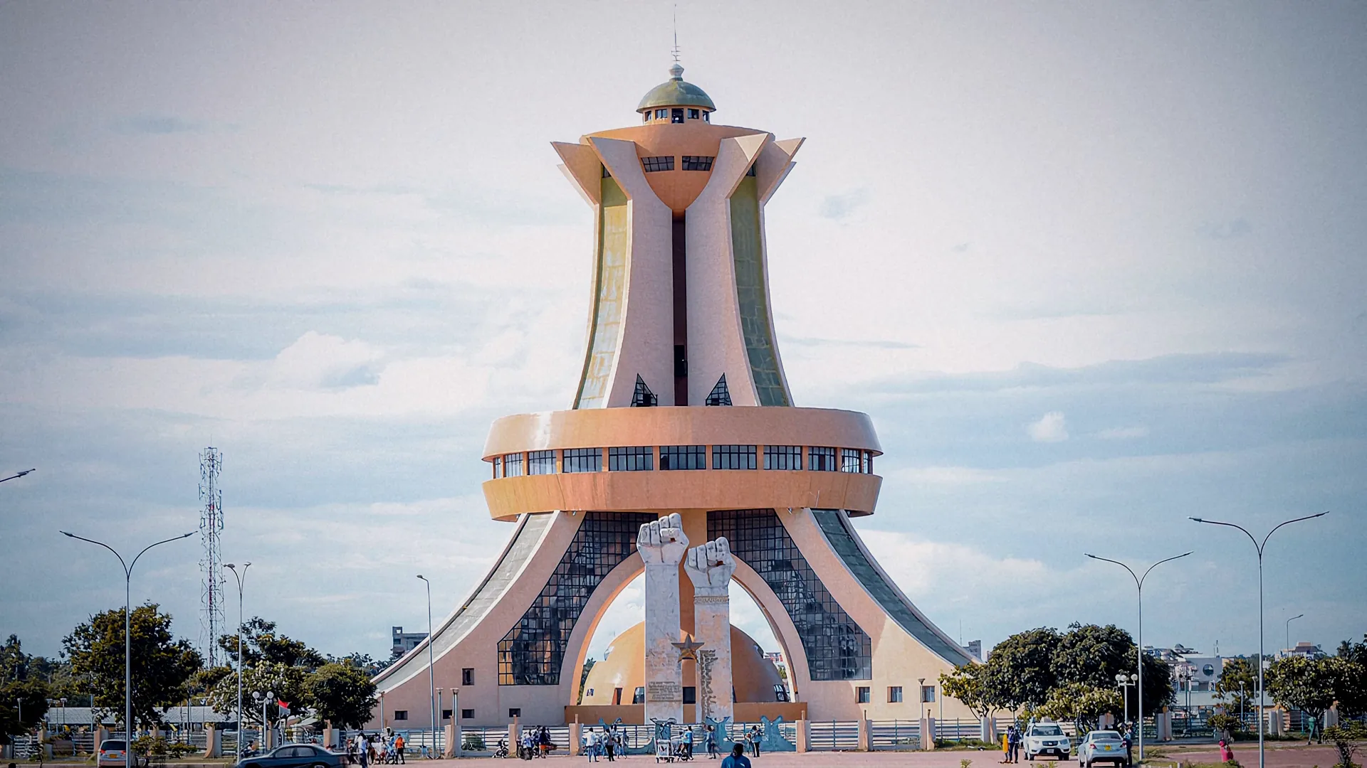 Monument des héros nationaux, à Ouagadougou, au crépuscule