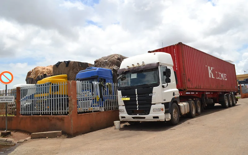 Camion porte-conteneur au poste frontière de Cinkansé, corridor Ouagadougou–Lomé